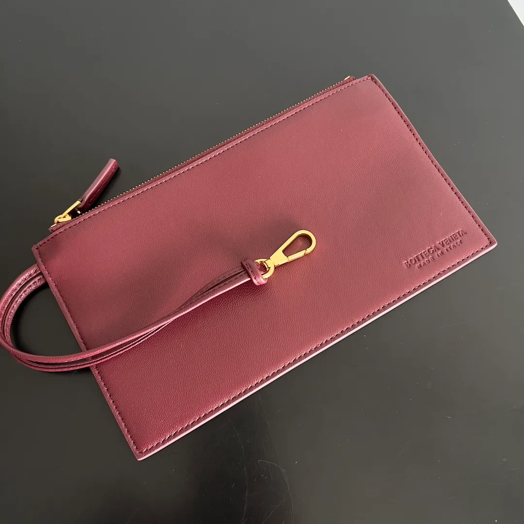 Batch 2860 Classic returns... (large size 51cm) • Cabat, born in 2001, is one of the most iconic styles of the Bottega Veneta workshop. The whole bag is made of top-grade imported lambskin. There is no exposed logo on the whole bag, but with the classic wide woven elements, you can tell who it belongs to at a glance! Can be carried on one shoulder, very practical! Style number: 608811 Size: 51*18*28